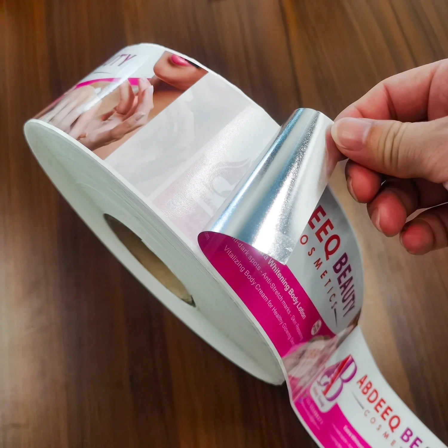 Custom Waterproof Logo Cosmetics Vinyl Gold Foil Shampoo Stickers Roll Printing Hair Product Packaging Labels for Lotion Bottle