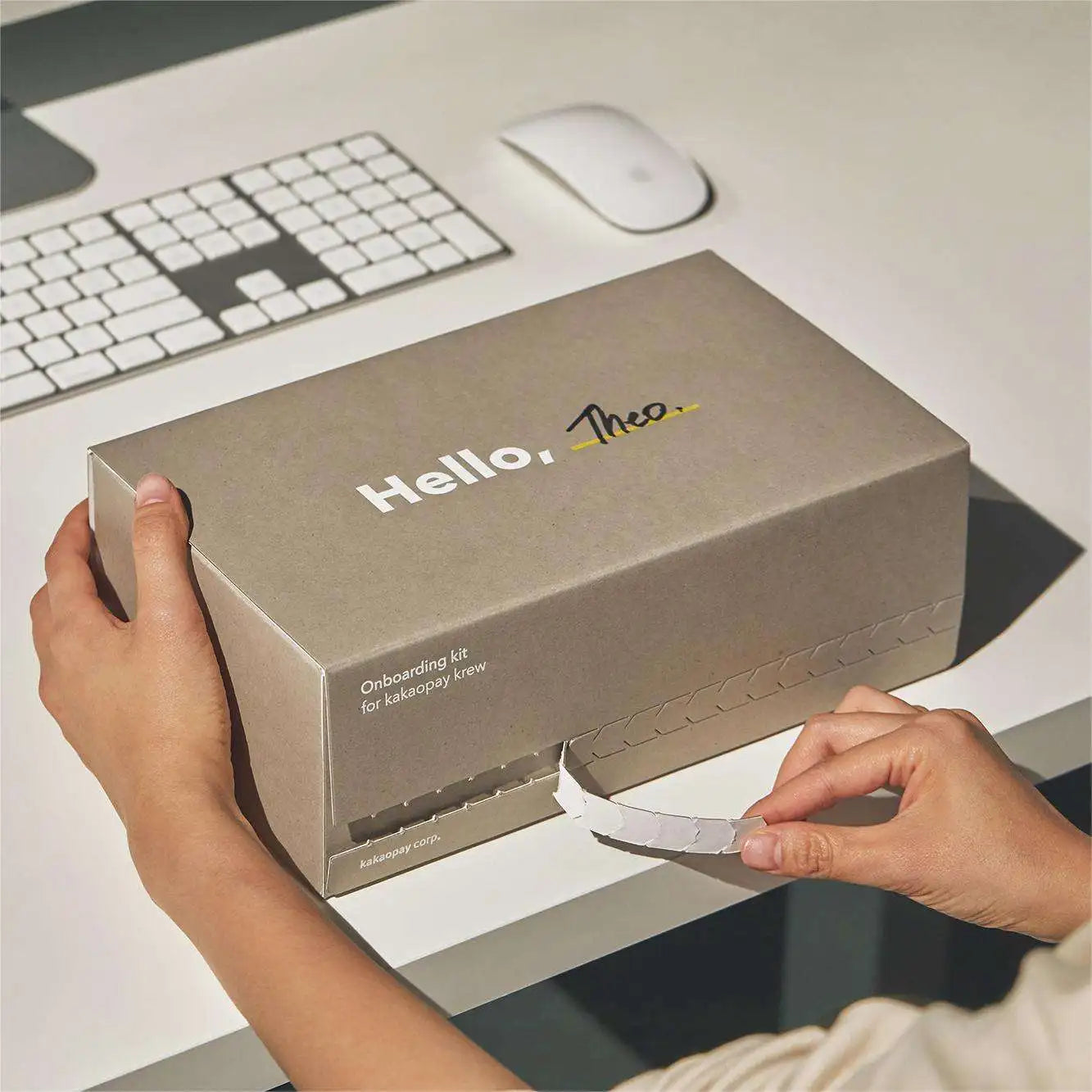 Custom logo Hat Tshirt Cosmetic Cardboard Reusable Express Corrugated Tear Strip Carton Delivery Box With Adhesive Strips